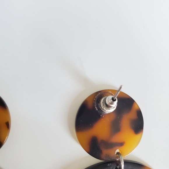 Animal print resin tortoise hoop earrings - Picture 5 of 6